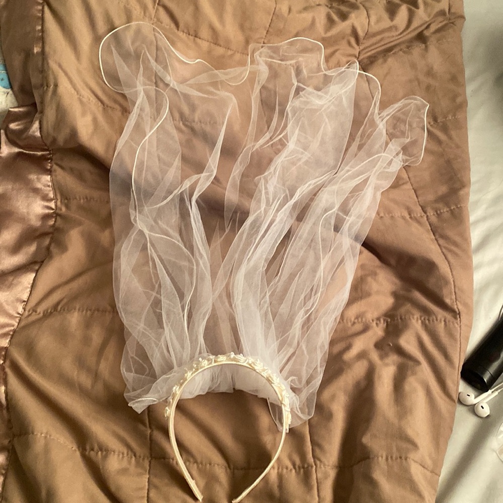 NWT, White Rose headband with single layer 24 inch veil